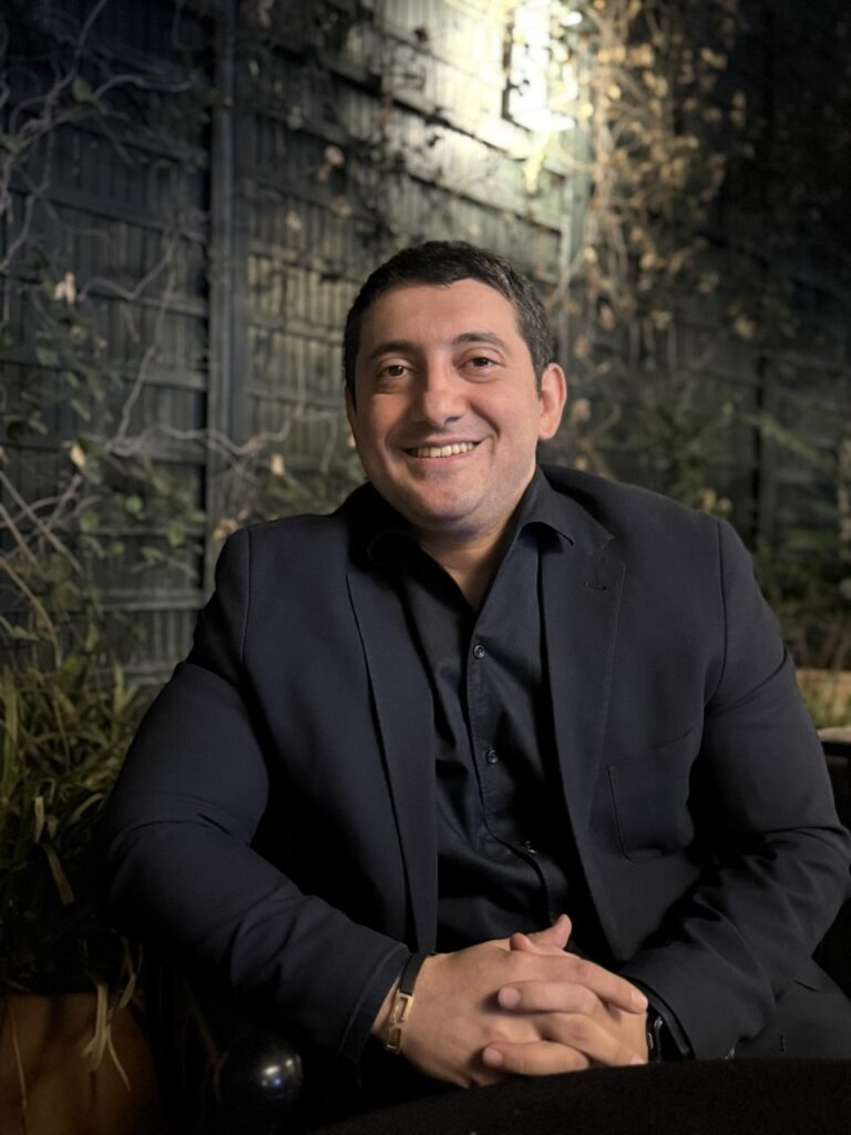 دکتر بهزاد ایرانمنش، رتبه برتر بورد تخصصی پوست کشور (سال ۱۳۹۷)، استاد و معاون آموزشی گروه پوست دانشگاه علوم پزشکی کرمان، با بیش از ۱۲ سال تجربه تخصصی در درمان، جراحی و زیبایی پوست، مو و لیزر، خدمات خود را با جدیدترین فناوری‌های روز دنیا ارائه می‌نماید